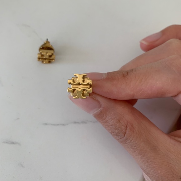 Tory Burch T Logo Small Stud Earrings - 16k gold - Picture 3 of 12